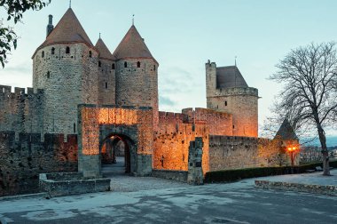 Carcassonne. Fransa. Fransa 'nın ünlü şehrinde güzel bir gün batımı manzarası. 