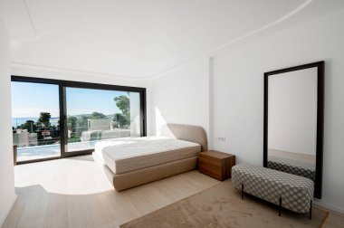 Kahverengi ve bej renkli yeni şilteli minimalist tarz yatak odası.. 