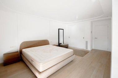 Kahverengi ve bej renkli yeni şilteli minimalist tarz yatak odası.. 