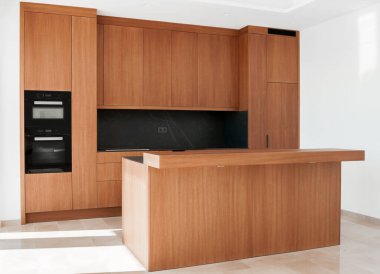 Kahverengi, klasik mutfak. Mutfak aletleri. Lüks Mutfak Büyük adalı Ev. 