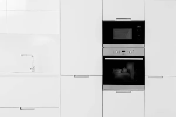 正面の白い空の古典的なキッチン 台所の背景 — ストック写真