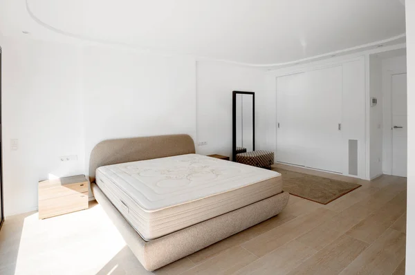 Dormitorio Estilo Minimalista Tonos Marrones Beige Con Nuevo Colchón — Foto de Stock