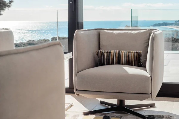 Nowoczesny Salon Krzesłami Obrotowymi Stołem Kawowym Naprzeciwko Okna Widokiem Morze — Zdjęcie stockowe
