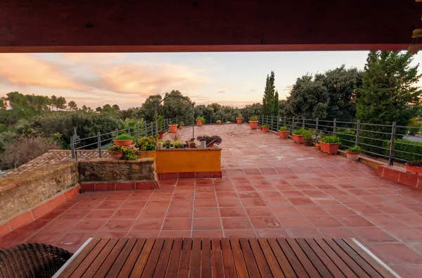 Luksus Privat Villa Terrasse Med Røde Fliser Med Smuk Udsigt - Stock-foto