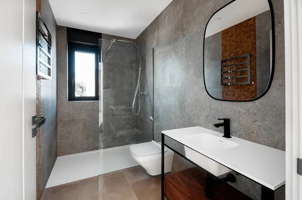 Modernes Badezimmer Mit Glaswanne Und Luxuriösem Waschbecken Wände Und Boden — Stockfoto