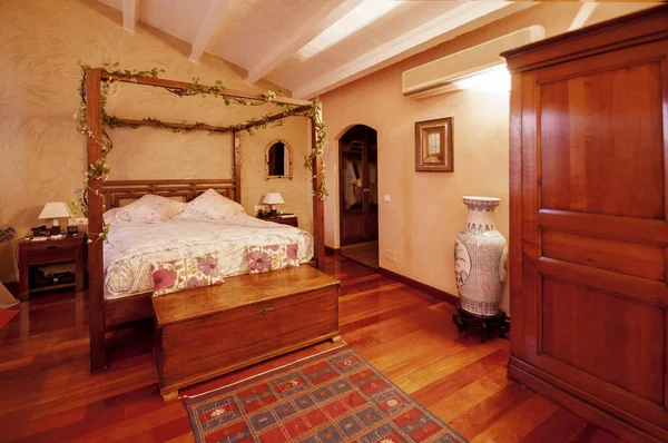 Bom Interior Quente Quarto Estilo Rústico Casa Campo Hotel Vigas — Fotografia de Stock