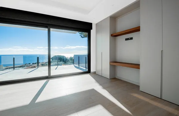 Leere Zimmer Einem Neuen Haus Mit Großen Fenstern Mit Meerblick — Stockfoto