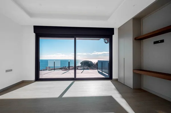 Denize Bakan Geniş Pencereli Yeni Bir Evde Boş Odalar Otomatik — Stok fotoğraf