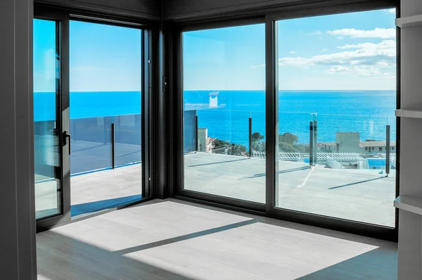 Порожні Кімнати Новому Будинку Великими Вікнами Видом Море Автоматичні Жалюзі — стокове фото