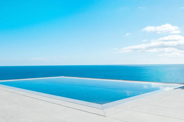 Piscina Luxo Frente Mar Piscina Com Bela Vista Mar Céu — Fotografia de Stock