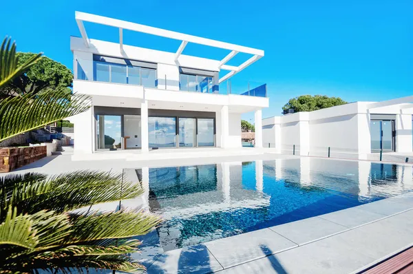 Luxury Modern White House Large Windows Overlooking Mediterian Landscaped Garden — Stock Photo, Image