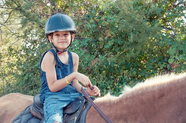 馬に乗って少年 — ストック写真