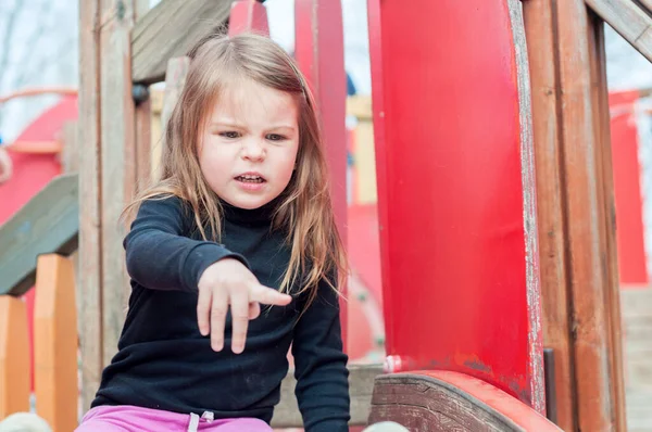 Kleines Mädchen Zeigt Abscheu Vor Etwas Ärgerliches Konzept — Stockfoto