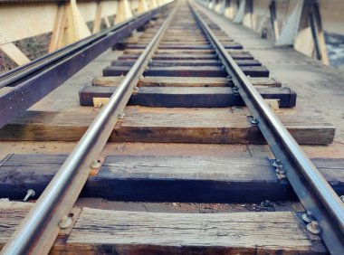 Raylar, demiryolu perspektifi. Güneşli manzara, macera ve seyahat motivasyonu.