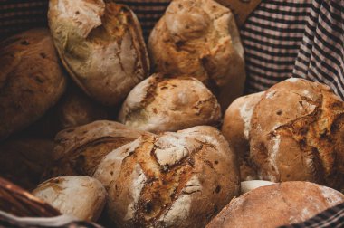 Taze pişmiş kırsal ekmek, yakın plan, üst manzara. Geleneksel İspanyol zanaatkar ekmeği, soğanlı. 