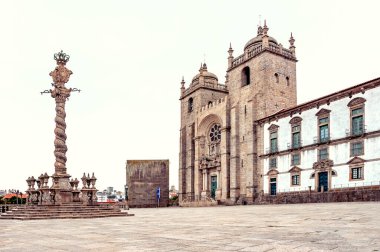 Porto Katedrali. Portekiz. Porto 'daki ünlü katedralin güzel sabah manzarası. Santiago 'lu Camino. Porto 'lu Pillory. 