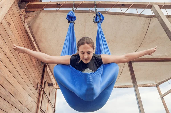 Retrato Una Hermosa Joven Practicando Fly Yoga Aire Libre Antigravedad —  Fotos de Stock