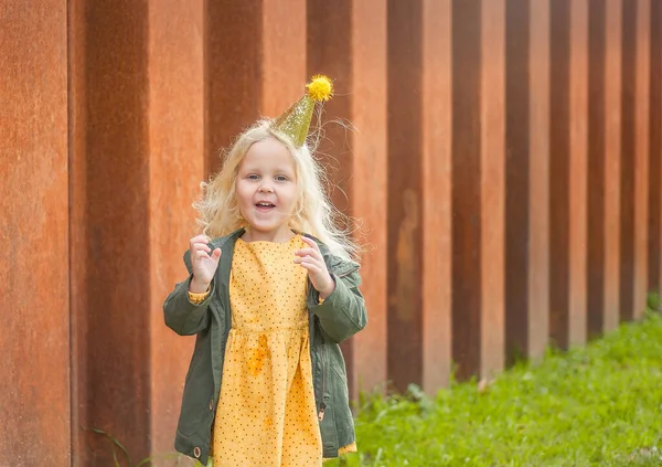 Красивая Маленькая Блондинка Празднует Свой Праздник Радостное Дитя Счастливое Детство — стоковое фото