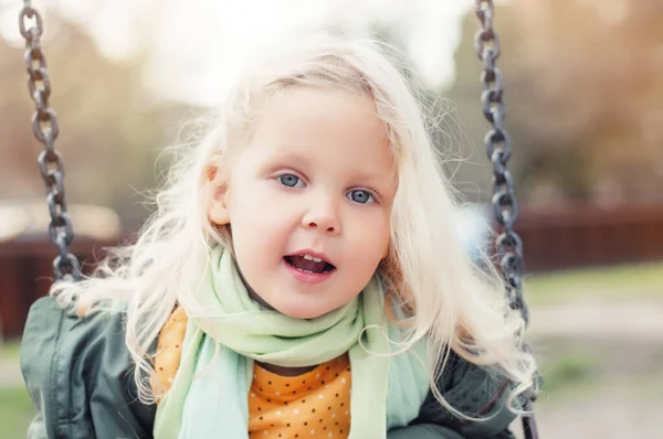 Крупный План Портрета Маленькой Блондинки Счастливой Девушки Открытом Воздухе Счастливое — стоковое фото