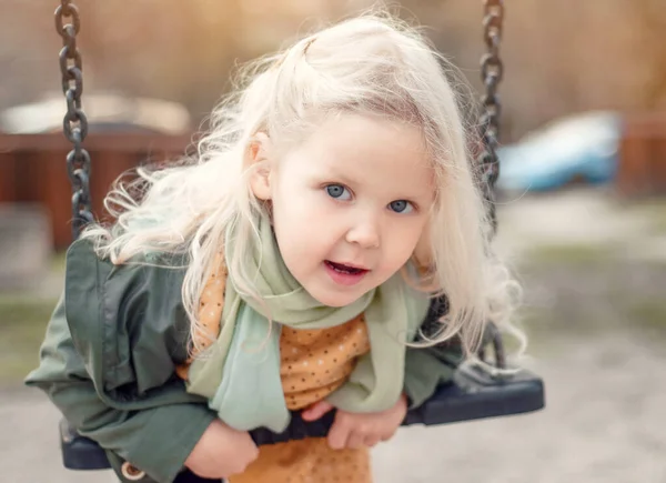 Крупный План Портрета Маленькой Блондинки Счастливой Девушки Открытом Воздухе Счастливое — стоковое фото