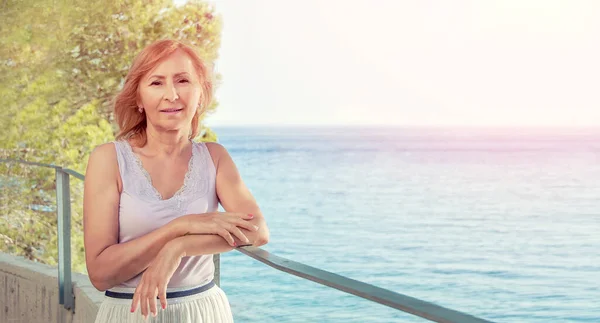 Feliz Mujer Madura Sonriente Relajarse Playa Junto Mar Mujer Madura — Foto de Stock