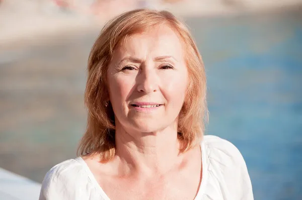 Nahaufnahme Porträt Einer Glücklich Lächelnden Reifen Frau Die Sich Strand — Stockfoto
