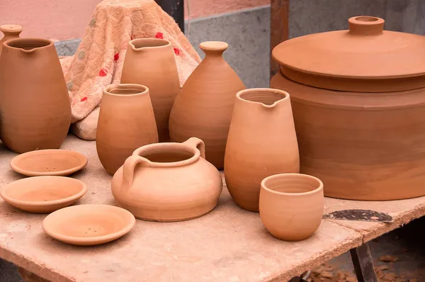  Seramik ham çömlek, kil, seramik sanat konsepti. Eski geleneksel İspanyol çömleği. 