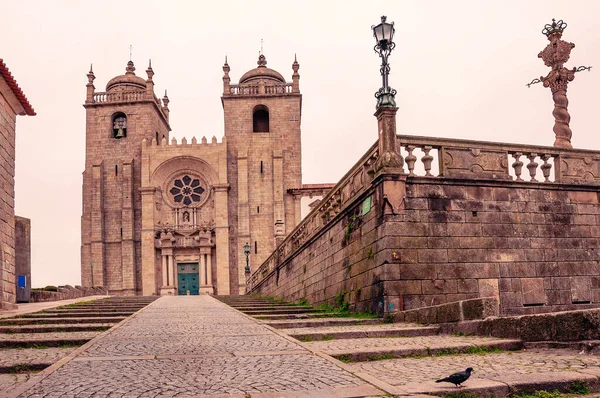 ポルト大聖堂 ポルトガルだ ポルトの有名な大聖堂の美しい朝の景色 サンティアゴ出身 黄色のホタテ貝がサンティアゴ コンポステーラへの道を示しています ポルトの柱 — ストック写真