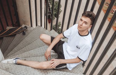 Genç Çocuk Oturuyor Uzun Tahtayla Dinleniyor