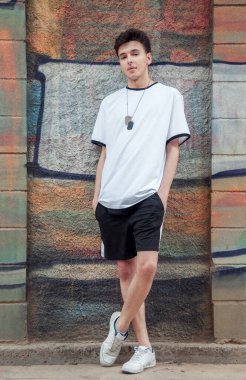 Graffiti duvarındaki genç ve şık adamın tam boy portresi.. 