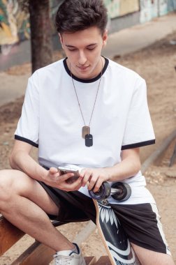 Kameraya bakan yakışıklı bir adamın portresi.. 