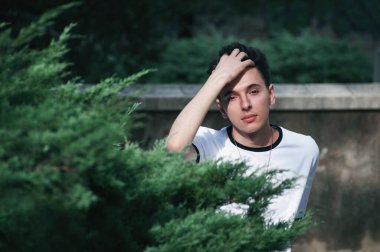 Yakışıklı bir gencin portresi. Saçını düzeltiyor.