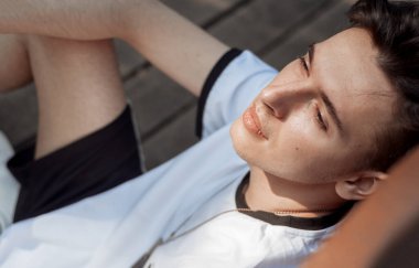 Uzaklara bakan genç adamın yakın portresi.. 