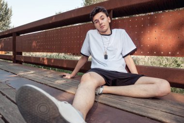 Kameraya bakan yakışıklı bir adamın portresi.. 