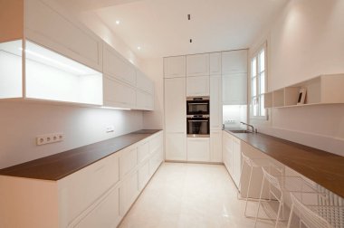 Klasik modern mutfak, ahşap ve beyaz detaylar, minimal iç tasarım, modern mobilya kaldırma sistemleri, açık mobilya ve açık dondurucu. Entegre cihazlı mutfak.