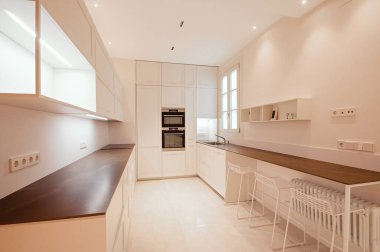 Klasik modern mutfak, ahşap ve beyaz detaylar, minimal iç tasarım, modern mobilya kaldırma sistemleri, açık mobilya ve açık dondurucu. Entegre cihazlı mutfak.