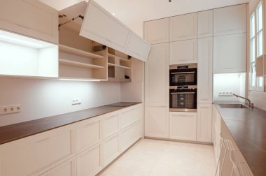 Klasik modern mutfak, ahşap ve beyaz detaylar, minimal iç tasarım, modern mobilya beyazlık kaldırma sistemleri. Mobilya kaldırma sistemi çift kapı.