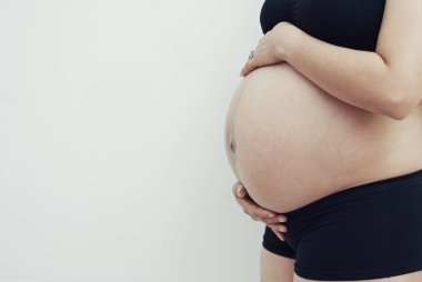 Hamile karnını kapat.. 