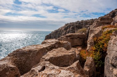 Penis, Portekiz. Estremadura Eyaleti, Baleal Adaları. Atlantik Okyanusu kıyısındaki kayalık bir yarımadanın güzel manzarası, Peniche. Yarımadanın kayalık kıyıları. 