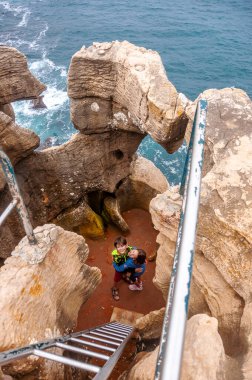 Çocuk Pilatus, Peniche, Portekiz 'in balkonundaki manzaranın tadını çıkarıyor. Atlantik okyanusu. Seyahat, turizm, yürüyüş ve insanlar - mutlu aile ve çocukluk kavramı. 