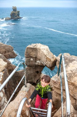 Çocuk Pilatus, Peniche, Portekiz 'in balkonundaki manzaranın tadını çıkarıyor. Atlantik okyanusu. Seyahat, turizm, yürüyüş ve insanlar - mutlu aile ve çocukluk kavramı. 