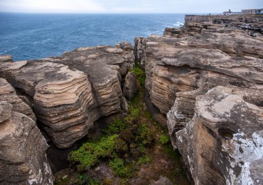 Penis, Portekiz. Estremadura Eyaleti, Baleal Adaları. Atlantik Okyanusu kıyısındaki kayalık bir yarımadanın güzel manzarası, Peniche. Yarımadanın kayalık kıyıları. 