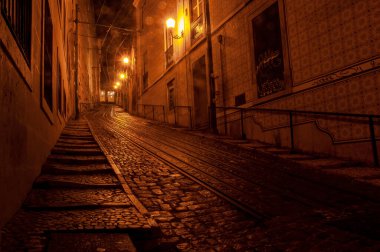 Eski Avrupa Tipik şehir manzarası Dar şehir caddesinde geceleyin, Lizbon, Portekiz.
