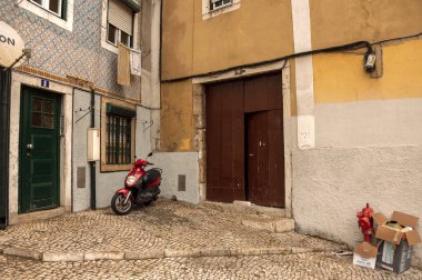 Lizbon, Portekiz 'in eski ve kirli sokakları. 