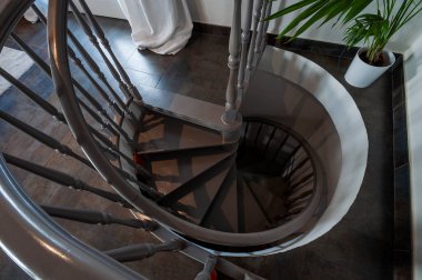 Klasik sarmal merdiven, ahşap merdivenler ve tırabzanlar.
