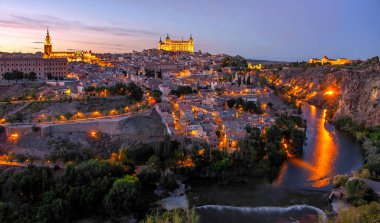 Günbatımı gökyüzü ile Toledo 'nun güzel panoramik manzarası. İspanya. CastileLa Mancha. 