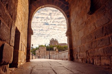 İspanya, Toledo 'daki St. Martin Köprüsü' nden güzel bir sabah güneşi doğuyor..