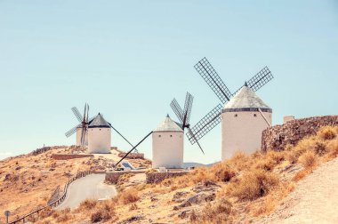Consuegra, Toledo, Castilla La Mancha bölgesi, İspanya. Don Kişot 'un Yel Değirmenleri Yolu. 