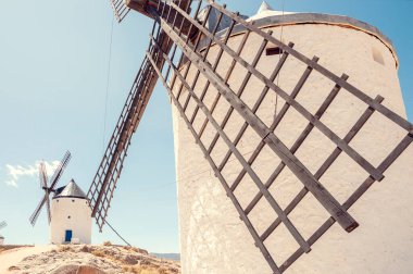 Consuegra, Toledo, Castilla La Mancha bölgesi, İspanya. Don Kişot 'un Yel Değirmenleri Yolu. 