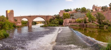 İspanya 'nın eski Toledo kasabasında panoramik manzara. St. Martin 'in eski köprüsü. 